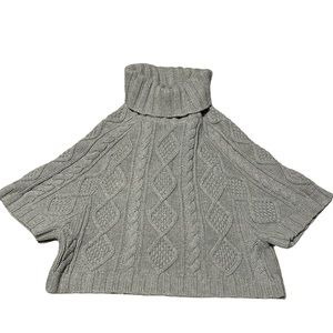 Gap turtle neck short sleeve sweater. Size small. Color light gray.